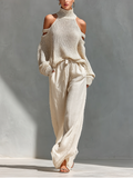 Thalia - Set beige in maglia con dolcevita off-shoulder e pantaloni a gamba larga